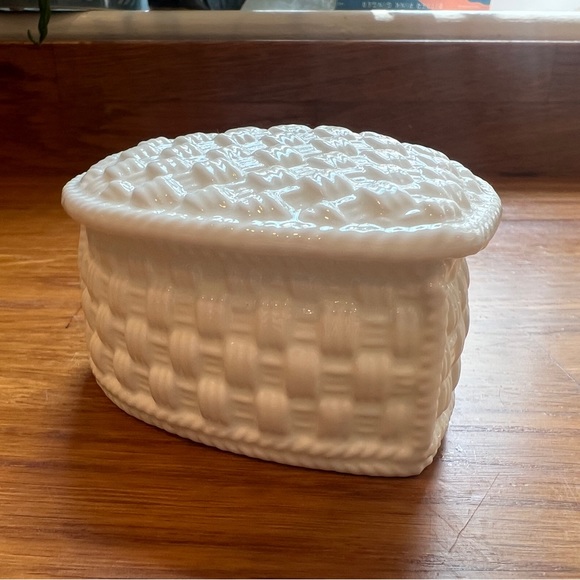 Tiffany & Co Vintage White Porcelain Heart-Shaped Trinket Box by Sybil Connolly - Picture 6 of 6